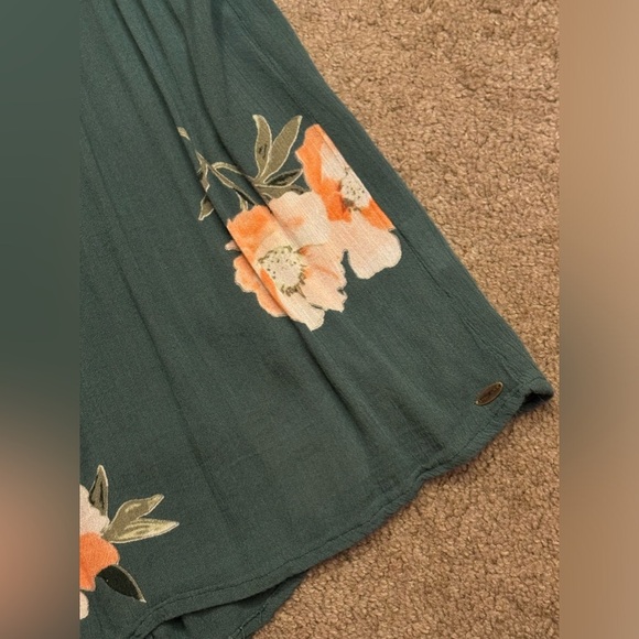 Summer  Casual V-Neck Sleeveless Floral Blouse by O’Neil - Picture 6 of 10